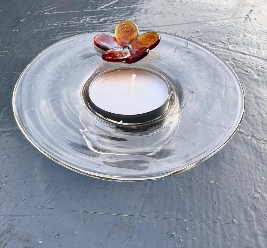 Teelicht mit eingeschlossener Glasblume
